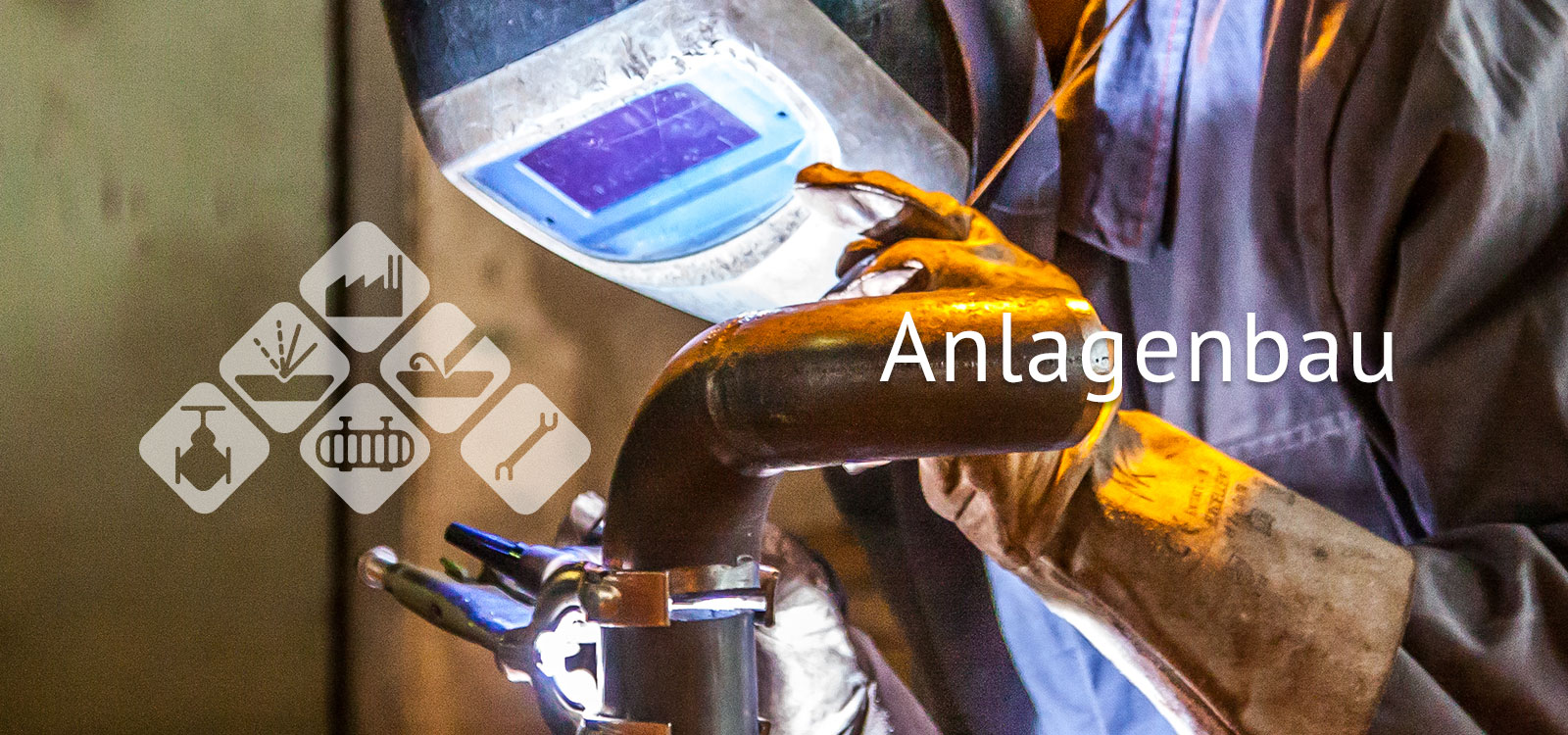 Mann mit Schweißmaske schweißt